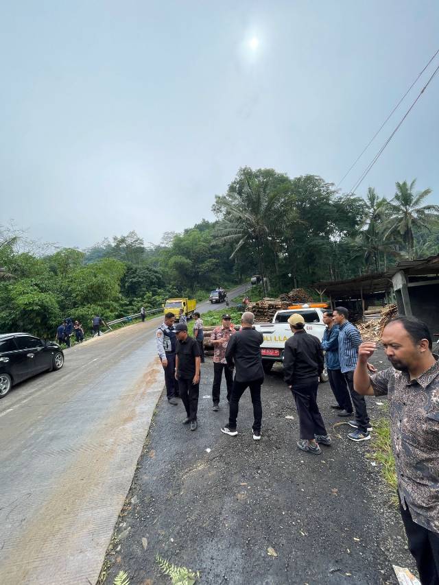 PEMKAB WONOSOBO GANDENG INSTANSI PROVINSI CARI SOLUSI MASALAH DI TANJAKAN KALIAMPO, DESA KAGUNGAN, KEPIL